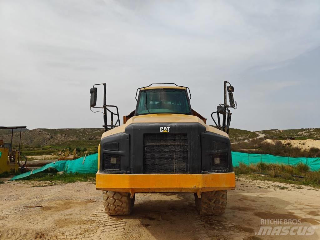 CAT 740B Шарнирно-сочленённые самосвалы