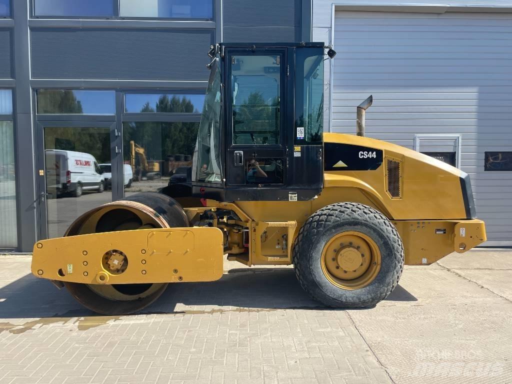 CAT CS44 Грунтовые катки