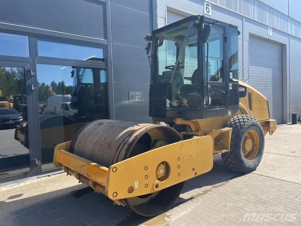 CAT CS44 Грунтовые катки
