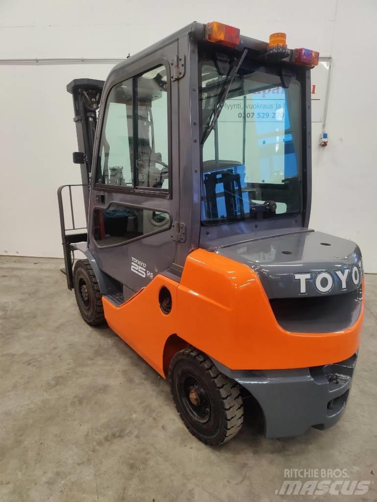 Toyota 02-8 FDF25 Дизельные погрузчики