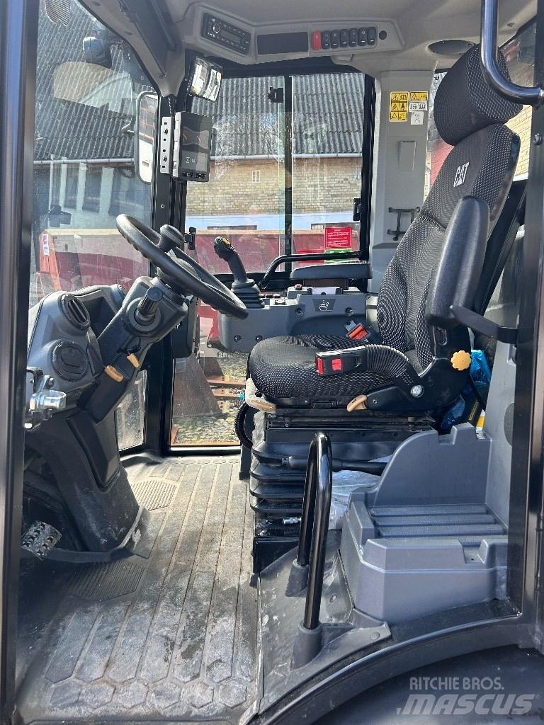 CAT 906 Фронтальные погрузчики