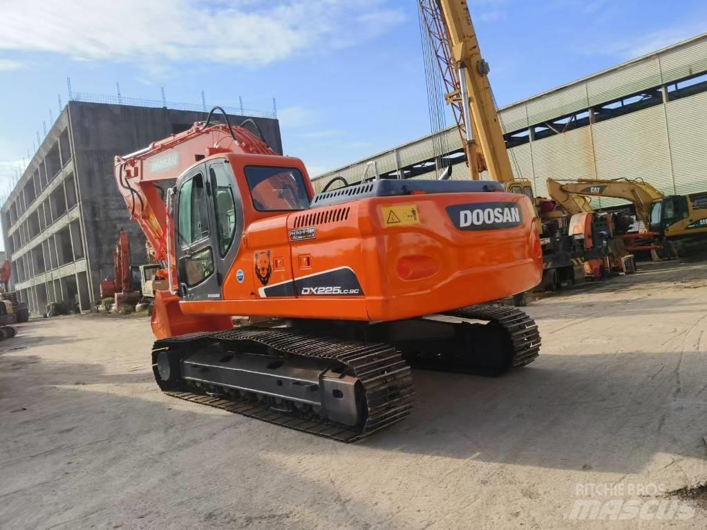 Doosan DX 225 Гусеничные экскаваторы