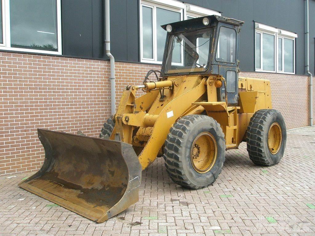 Komatsu W40-2 Фронтальные погрузчики