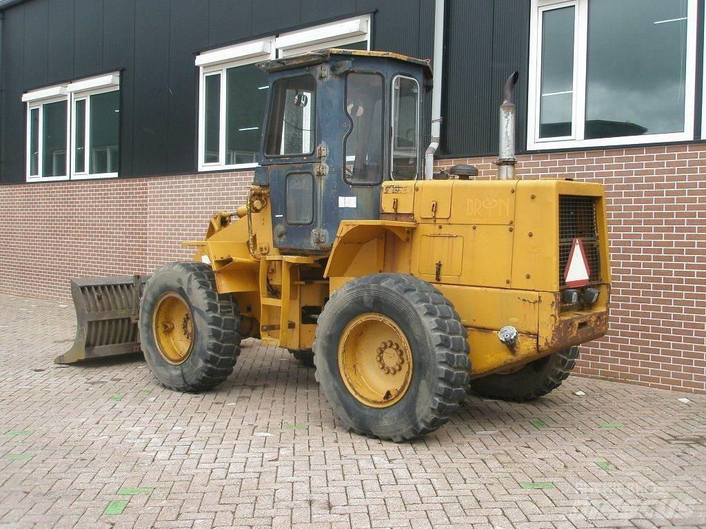 Komatsu W40-2 Фронтальные погрузчики