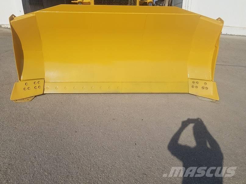 Komatsu D65EX-15 Гусеничные бульдозеры