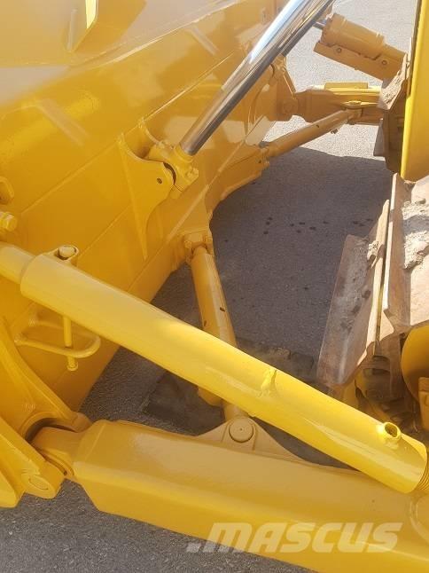 Komatsu D65EX-15 Гусеничные бульдозеры