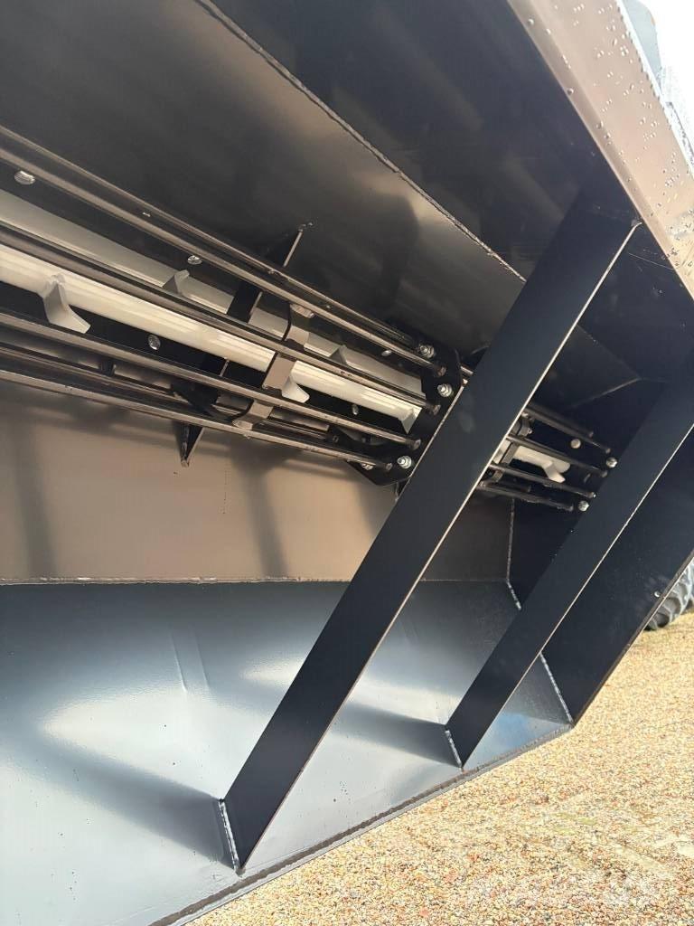 XYZ SANDSPRIDARE Пескоразбрасыватели