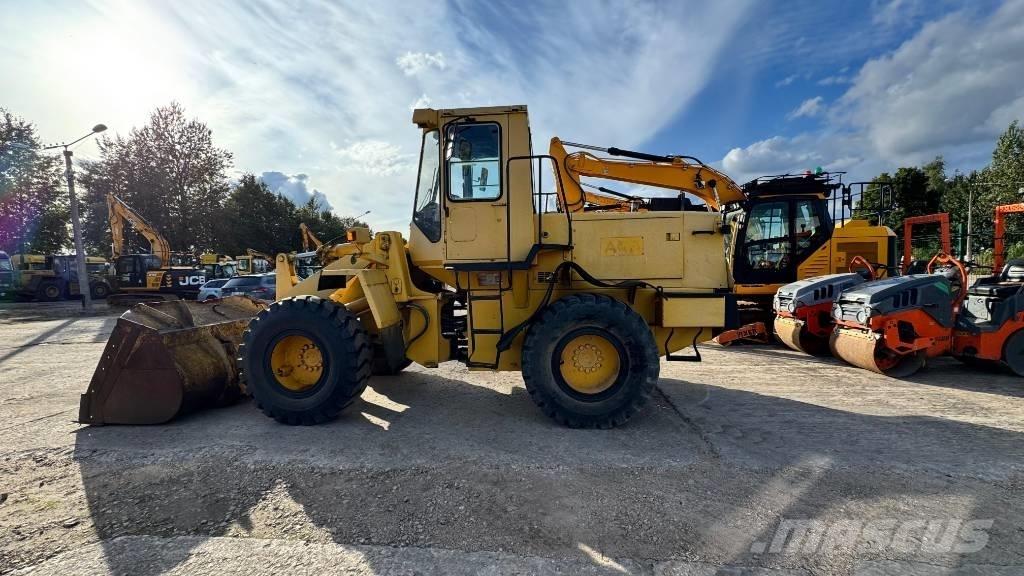 Komatsu WA 200 Фронтальные погрузчики