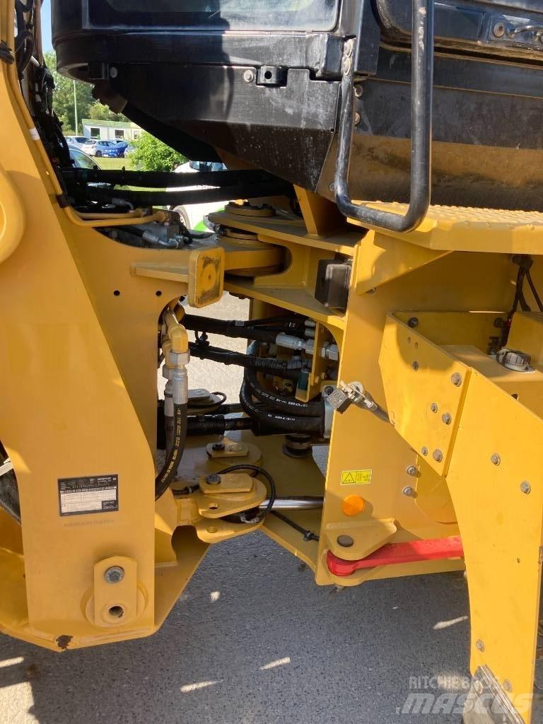 CAT 926M Фронтальные погрузчики