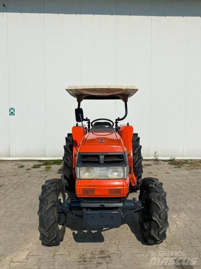 Kubota GL320 Коммунальные тракторы