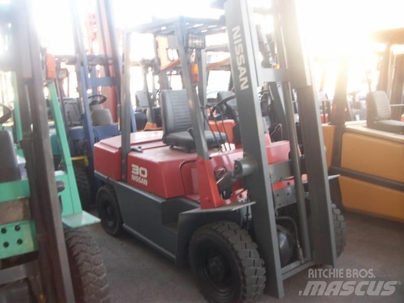 Nissan UGJ02M30 Газовые погрузчики