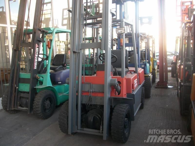 Nissan UGJ02M30 Газовые погрузчики