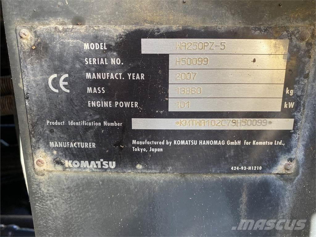 Komatsu WA250PZ-5 Фронтальные погрузчики