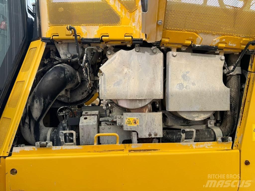 Komatsu D65PXi-18 Гусеничные бульдозеры
