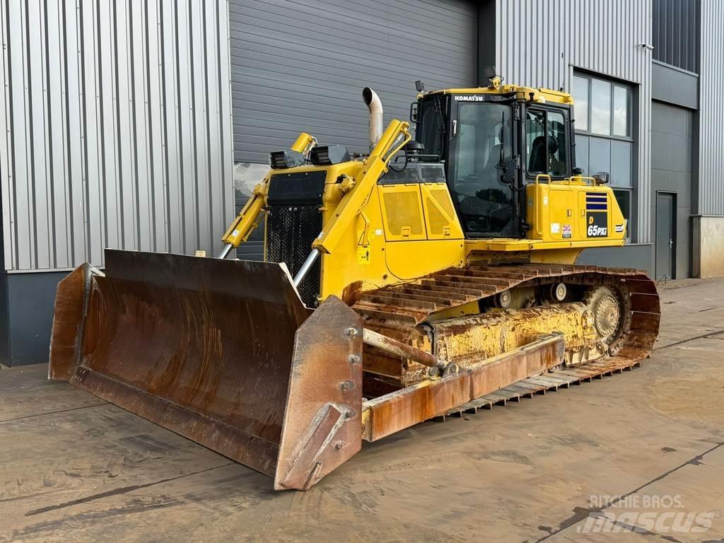 Komatsu D65PXi-18 Гусеничные бульдозеры