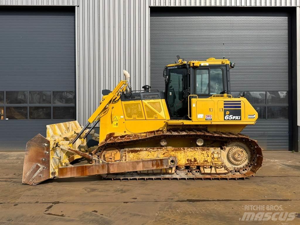 Komatsu D65PXi-18 Гусеничные бульдозеры
