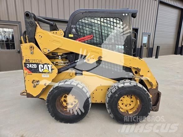 CAT 242D Мини-погрузчики