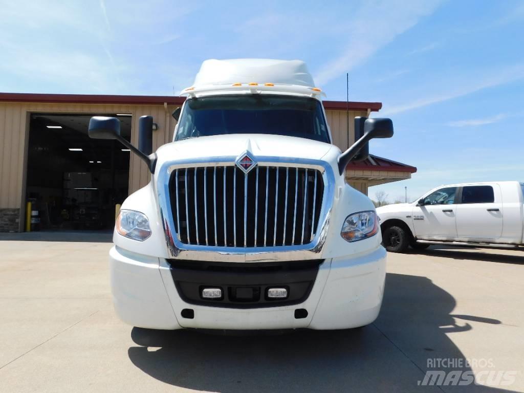 International LT 625 Седельные тягачи