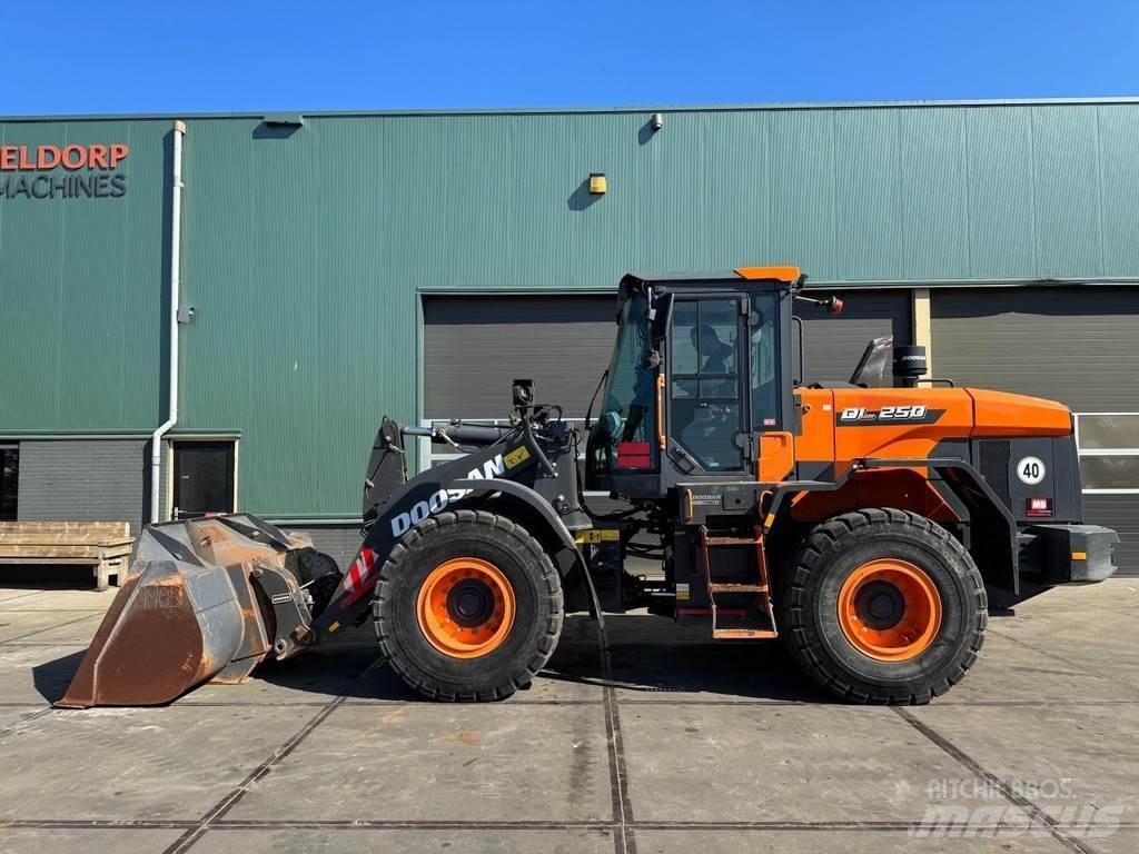 Doosan DL250-7 Фронтальные погрузчики