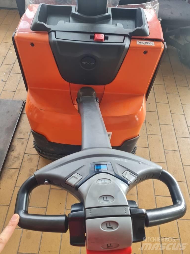 Toyota SWE080L Ручные штабелёры с электроподъёмом
