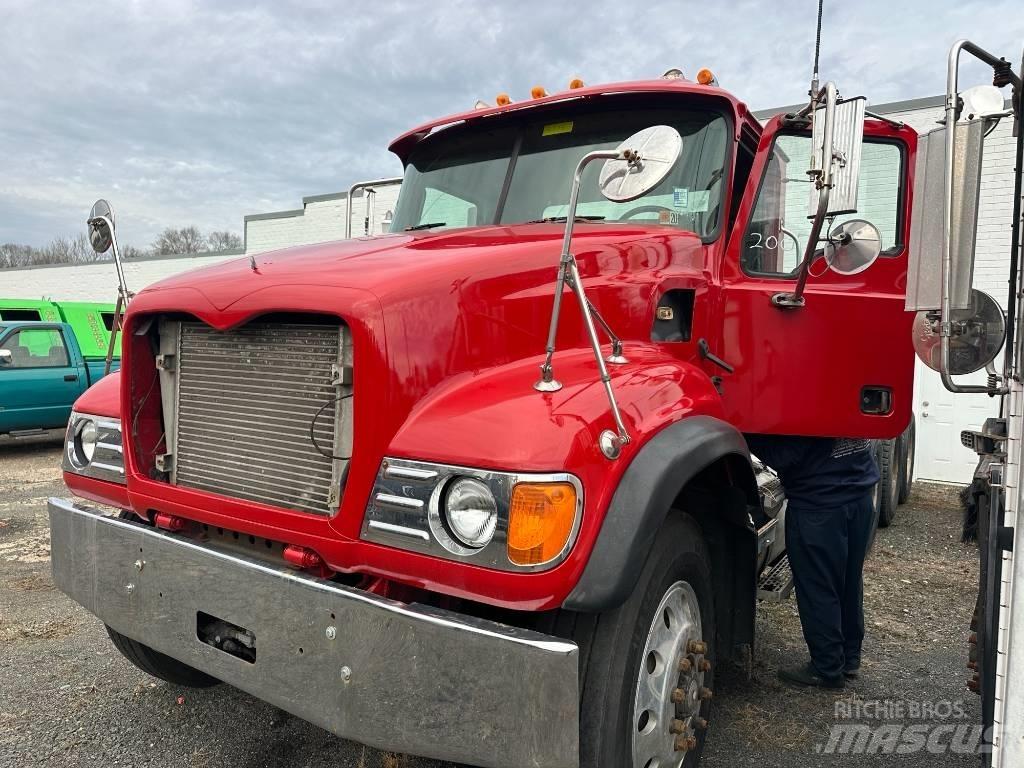 Mack CV 713 Контейнеровозы