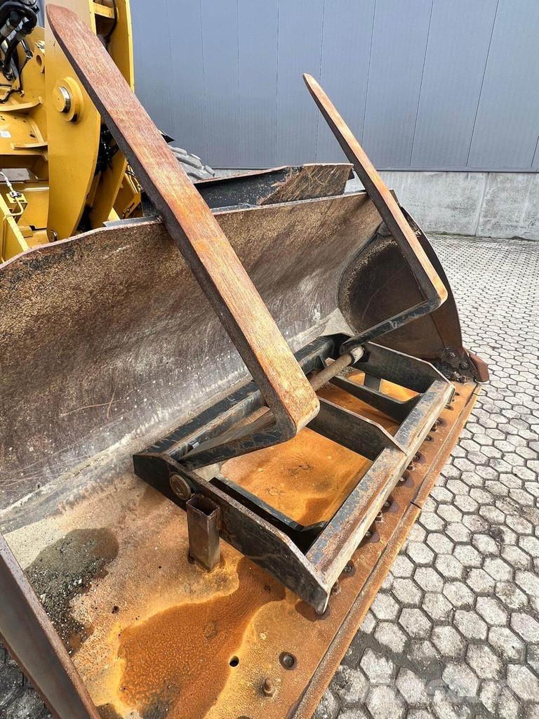 CAT 926M Фронтальные погрузчики