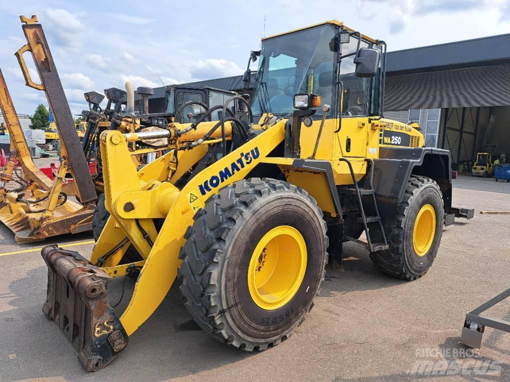 Komatsu WA 250-5H Фронтальные погрузчики