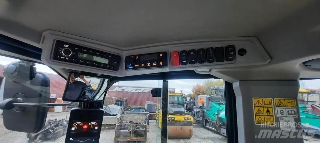 CAT 906 Фронтальные погрузчики