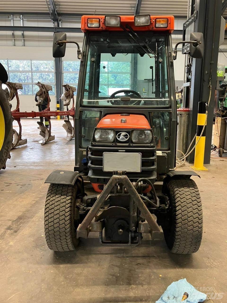 Kubota B2110 Коммунальные тракторы