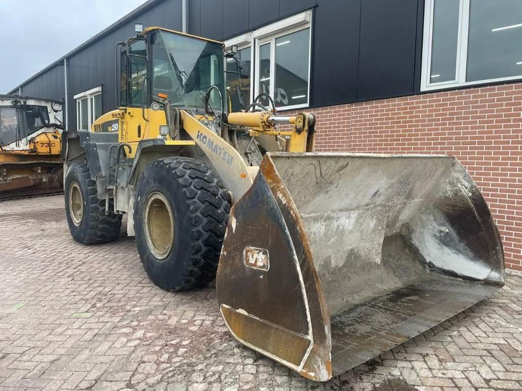 Komatsu WA250-5 Фронтальные погрузчики