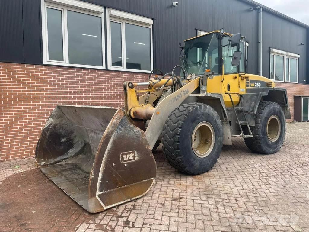 Komatsu WA250-5 Фронтальные погрузчики