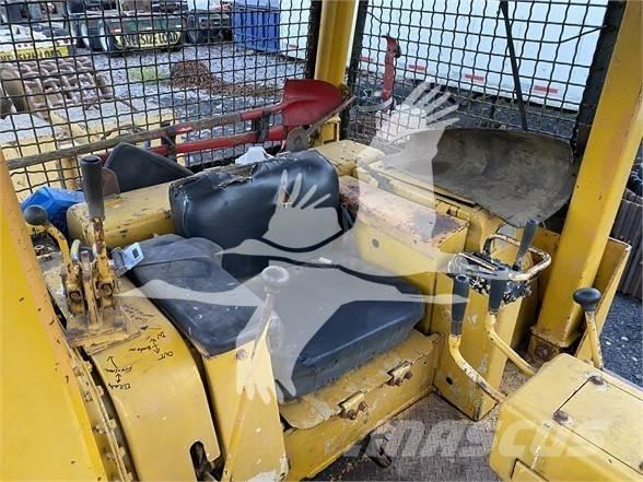 Komatsu D65E-6 Гусеничные бульдозеры