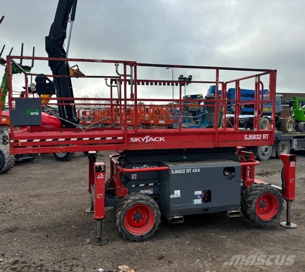 SkyJack SJ 6832 RT Ножничные подъемники