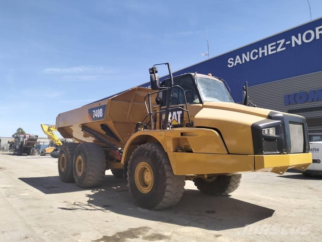 CAT 740 B Шарнирно-сочленённые самосвалы