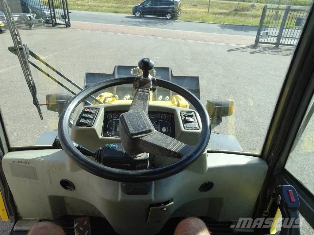 Komatsu WA65-3 Фронтальные погрузчики