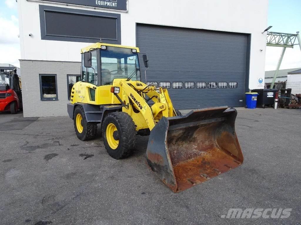Komatsu WA65-3 Фронтальные погрузчики