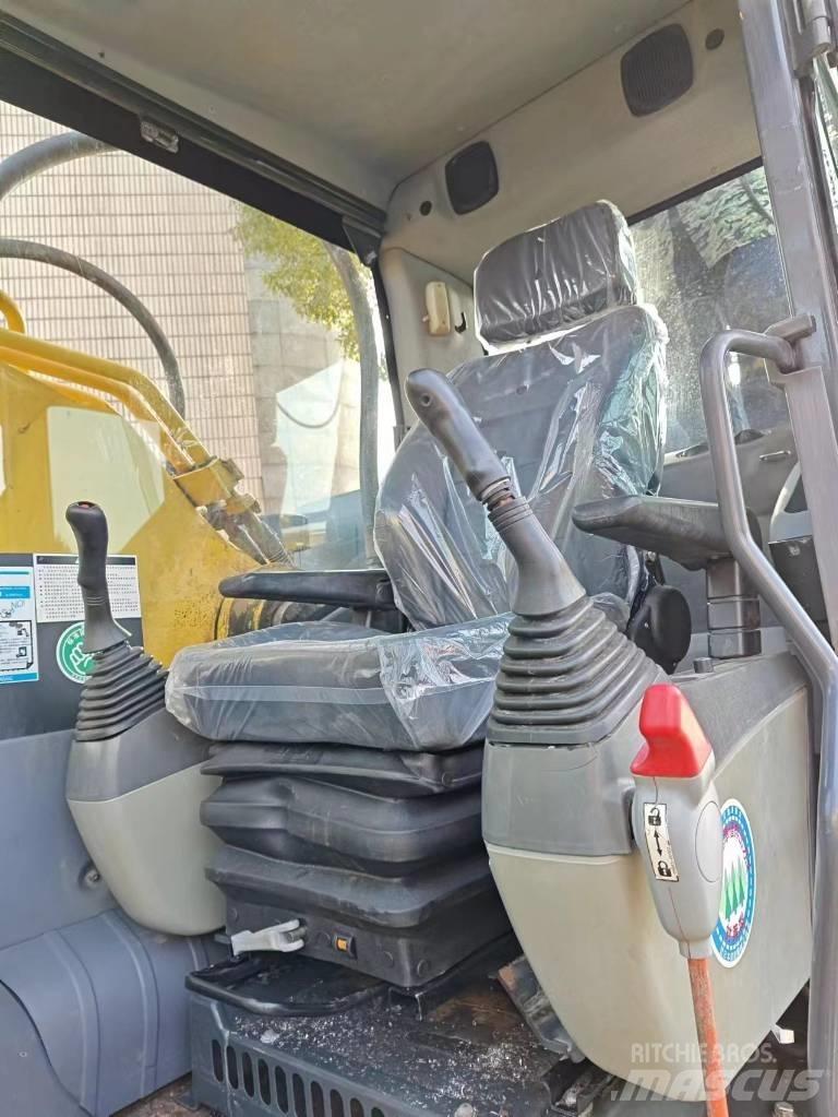 Hitachi ZX 200 Гусеничные экскаваторы