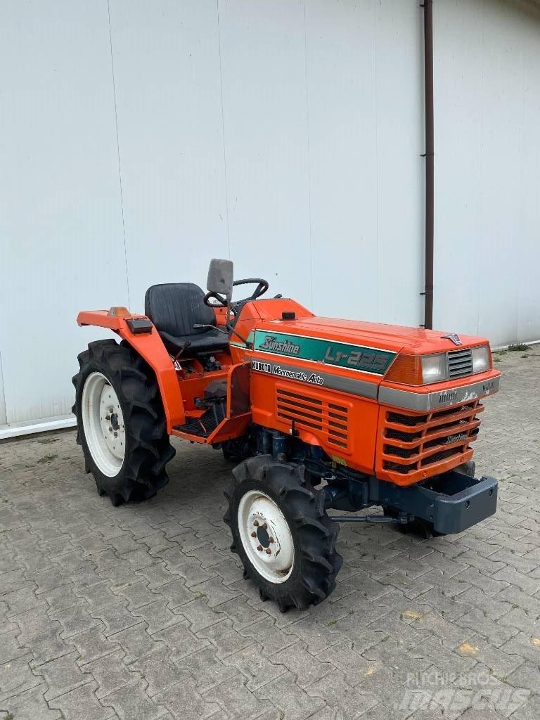 Kubota L1-225 Коммунальные тракторы