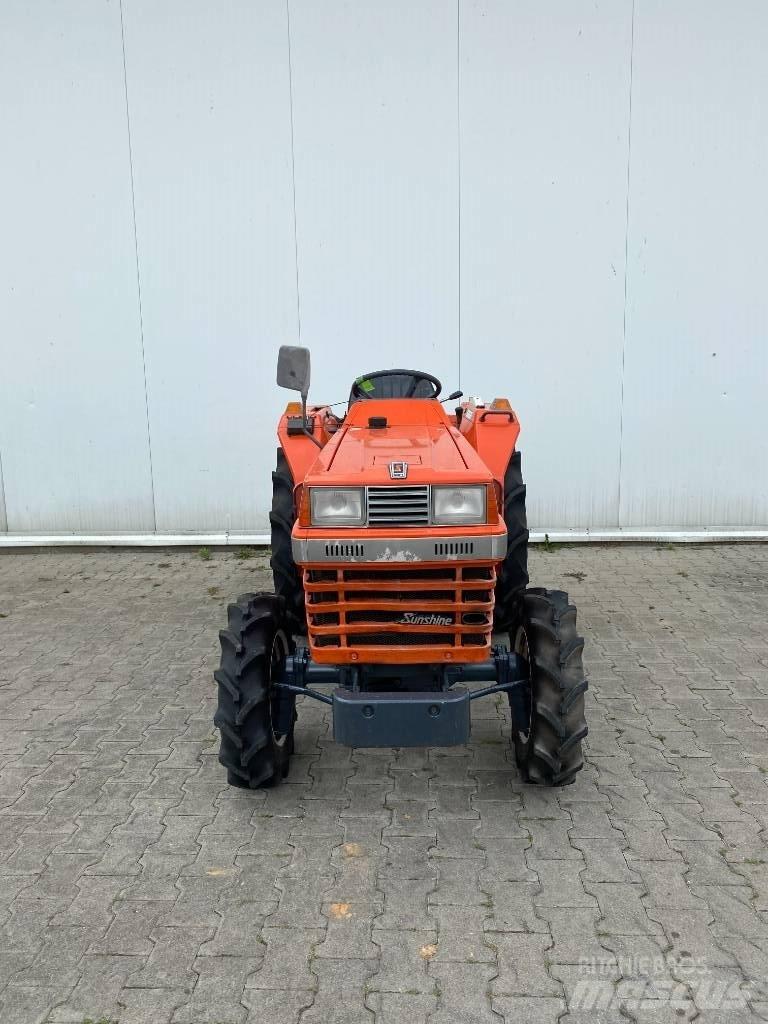 Kubota L1-225 Коммунальные тракторы