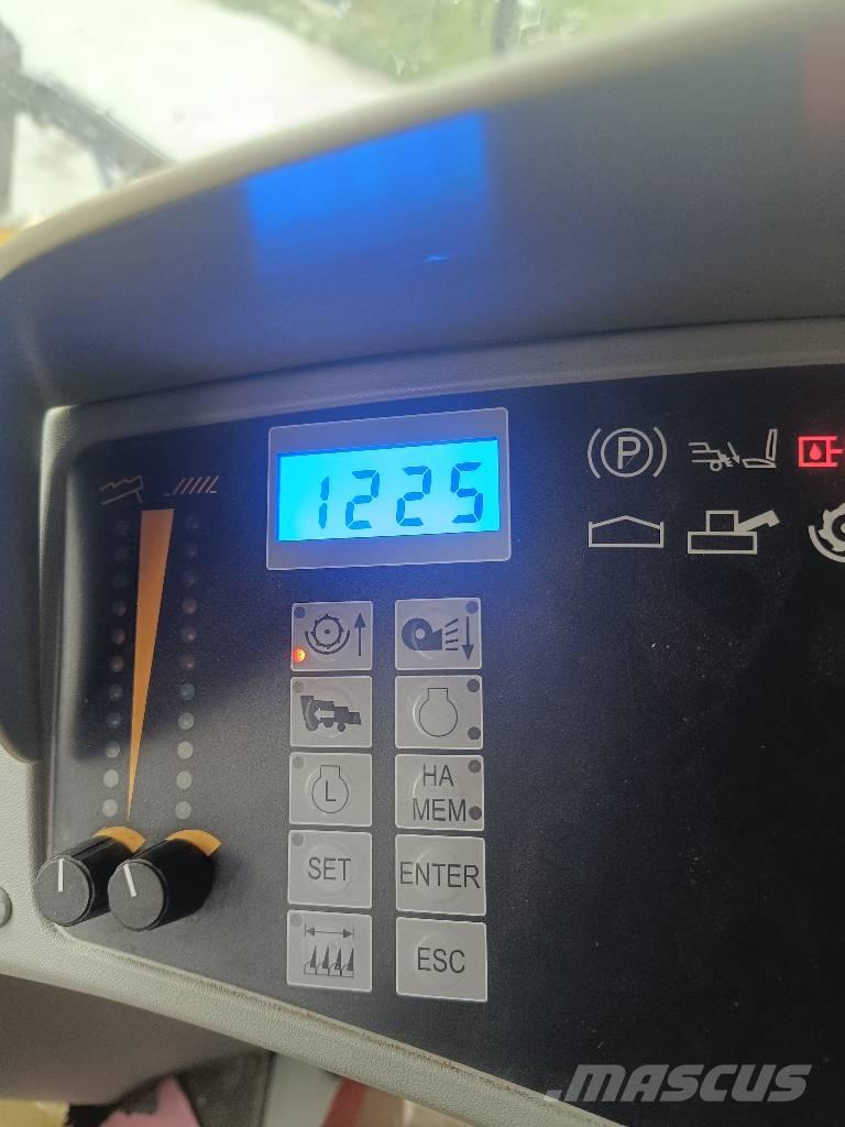 New Holland TC 5050 Зерноуборочные комбайны