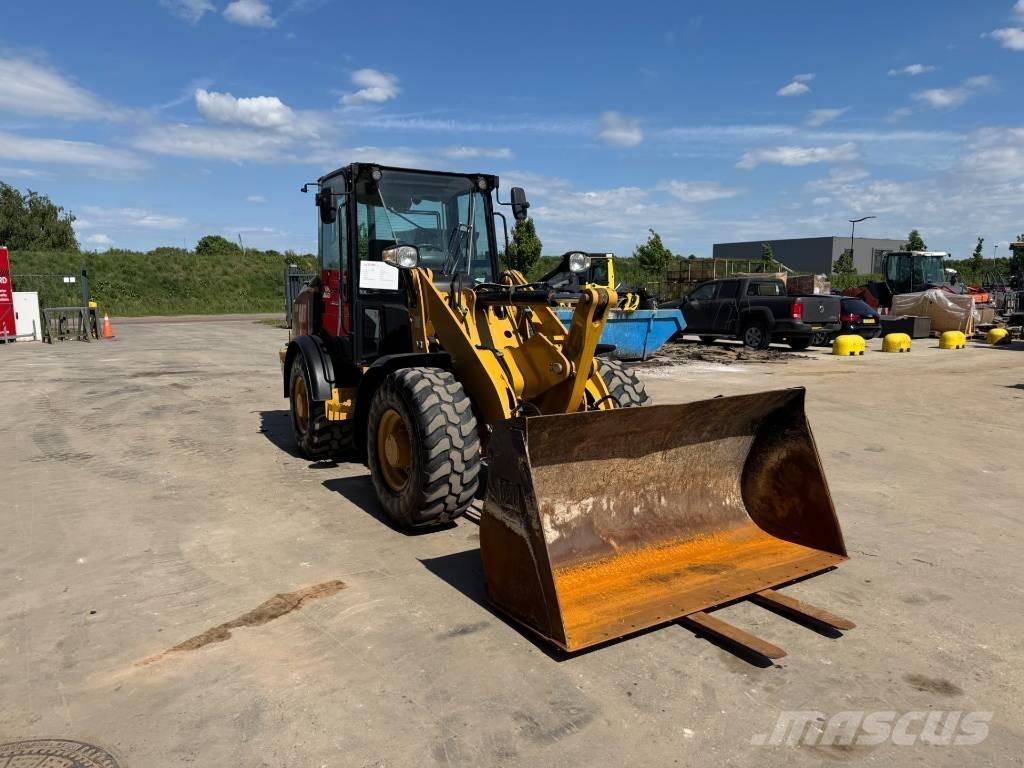 CAT 906M Фронтальные погрузчики