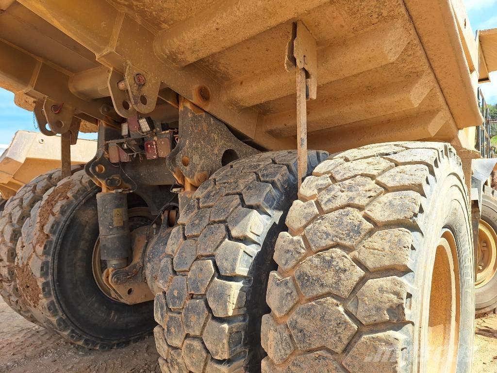 Komatsu HD605-7EO Карьерные самосвалы