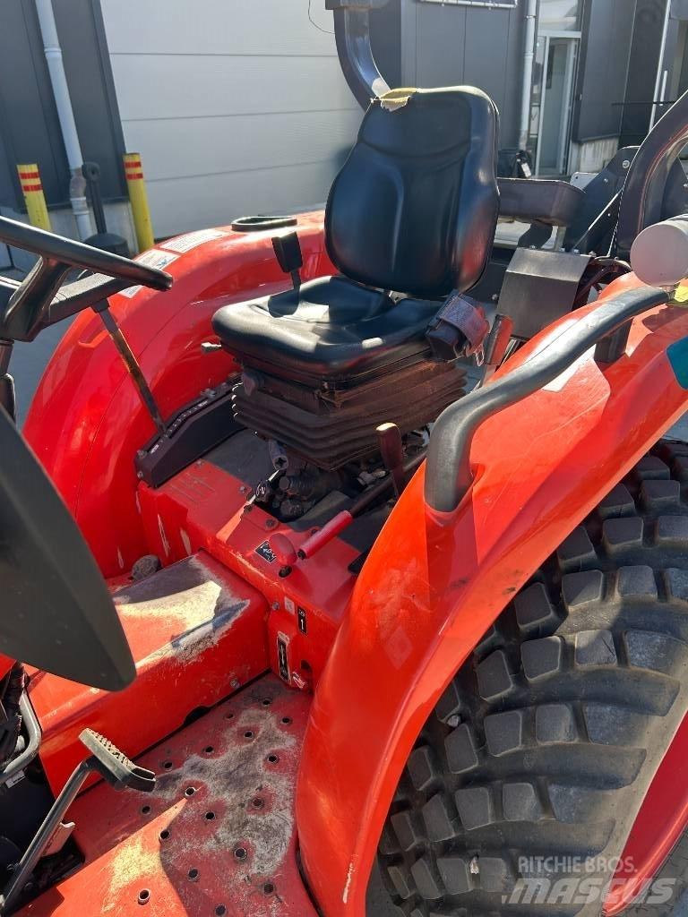 Kubota L1-382 HST Коммунальные тракторы