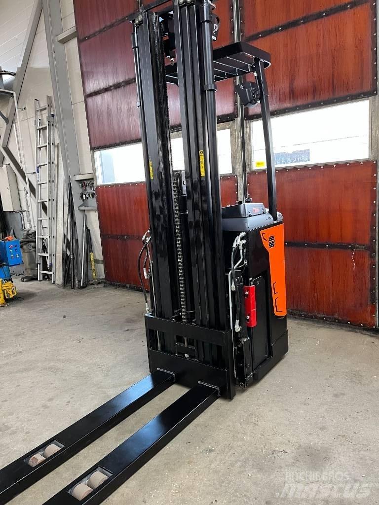 Rocla SST12AC Самоходные электроштабелёры