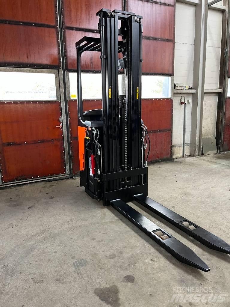 Rocla SST12AC Самоходные электроштабелёры