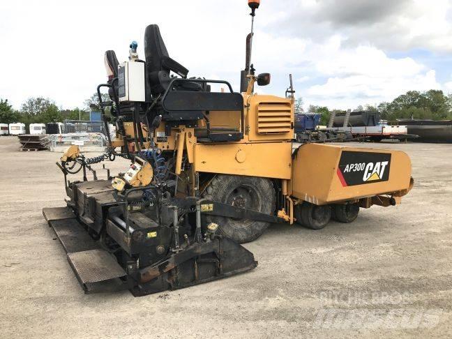 CAT AP 300 Асфальтоукладчики