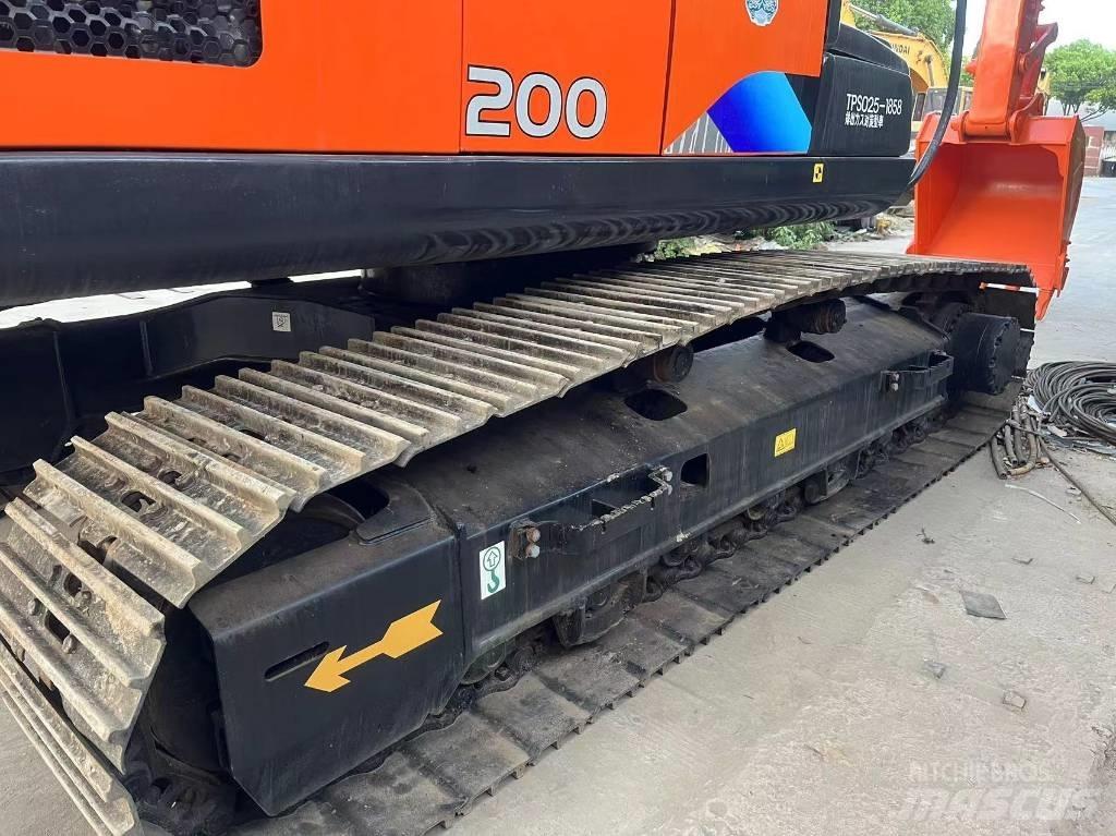 Hitachi ZX 200 Гусеничные экскаваторы