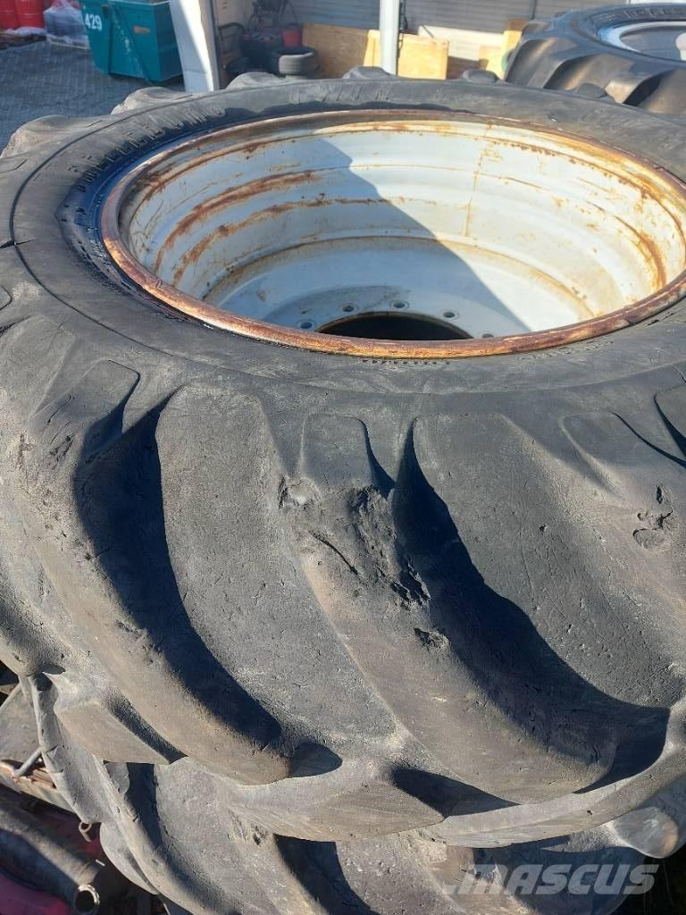 Komatsu 901 Шины и колёса