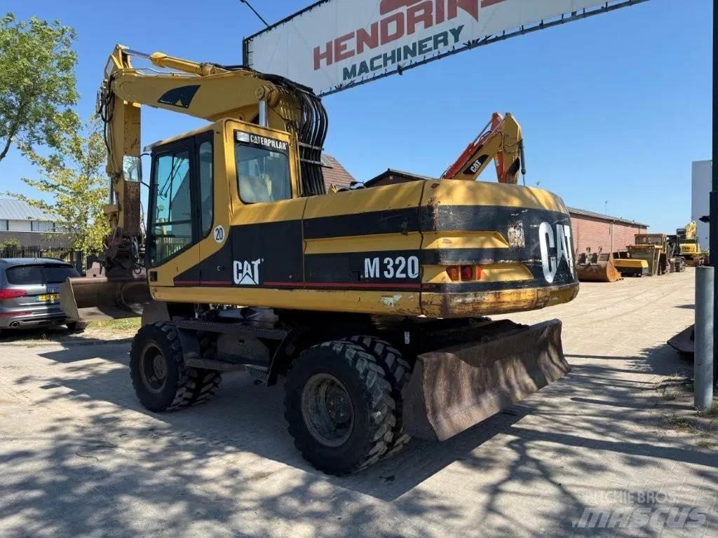 CAT M320 2001 Колёсные экскаваторы