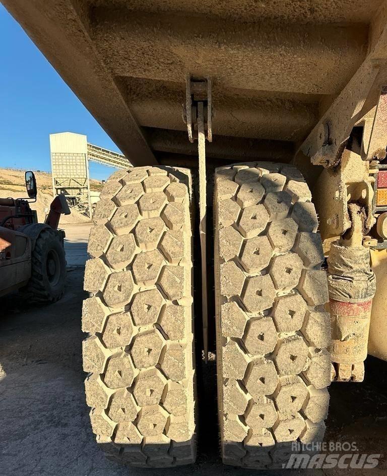CAT 769 D Карьерные самосвалы